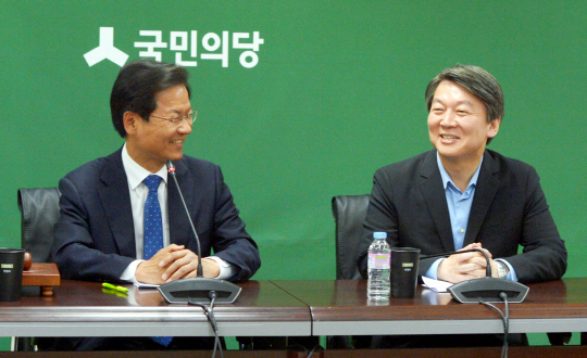 안철수(오른쪽)·천정배 국민의당 공동대표가 22일 오전 서울 마포구 당사에서 열린 최고위원회의에서 웃으며 이야기를 나누고 있다.