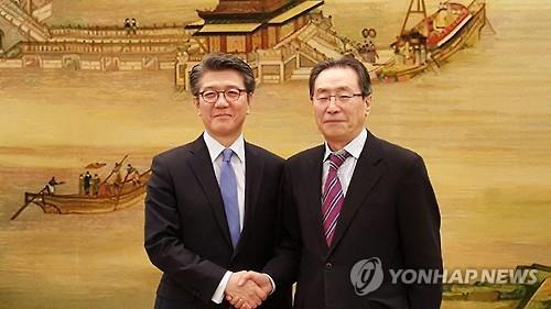 지난달 18일 베이징(北京)에서 양자 회동을 갖고 북핵, 대북제재 문제 등을 협의한 한중 6자회담 수석 대표인 김홍균 외교부 한반도평화교섭본부장(왼쪽)과 우다웨이(武大偉) 중국 외교부 한반도사무특별대표.(주중 한국대사관 제공)