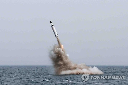 북한이 23일 오후 동해에서 잠수함발사 탄도미사일(SLBM) 1발을 기습적으로 발사했다. 사진은 지난해 5월 북한이 전략잠수함에서 탄도탄 수중시험발사라며 보도한 장면. (연합뉴스 자료사진)