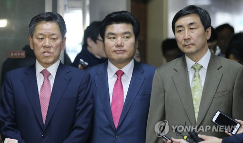 여야 3당 원내대표들이 지난 18일 오전 국회의장실 앞에서 정의화 의장 주재로 열린 회동 결과에 대해 설명하고 있다. 왼쪽부터 국민의당 주승용 원내대표, 새누리당 원유철 원내대표, 더불어민주당 이종걸 원내대표.