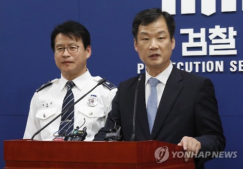 박균택 대검 형사부장(오른쪽)과 임호선 경찰청 교통국장이 22일 오후 서초구 대검찰청 기자실에서 음주운전 단속 및 처벌 강화 관련 브리핑을 하고 있다.
