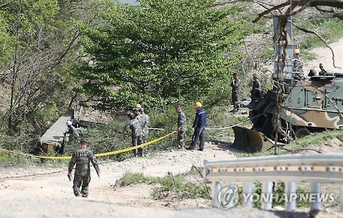 (포항=연합뉴스) 해병대가 25일 오후 자주포 전복 사고가 발생한 경북 포항시 남구 오천읍 일대를 통제하고 크레인으로 자주포를 끌어올리는 작업을 하고 있다.