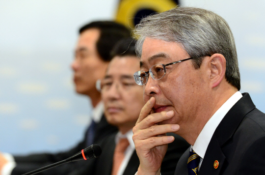 임종룡(오른쪽) 금융위원장이 26일 서울 중구 세종대로 금융위 회의실에서 열린 산업·기업 구조조정협의체 3차 회의에서 심각한 표정으로 앉아 있다.