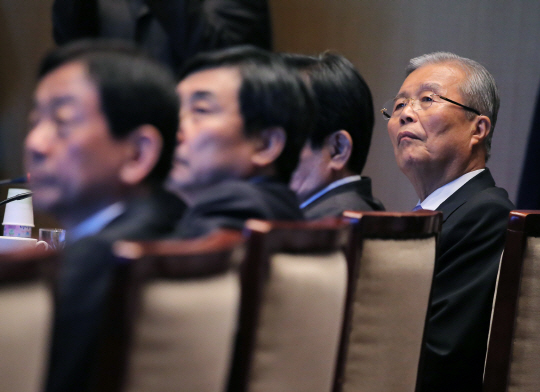 김종인(오른쪽) 더불어민주당 비상대책위원회 대표가 25일 비대위원 등과 함께 광주 광산구 광주과학기술원(GIST)을 방문, 문승현 GIST 총장의 설명을 듣고 있다.