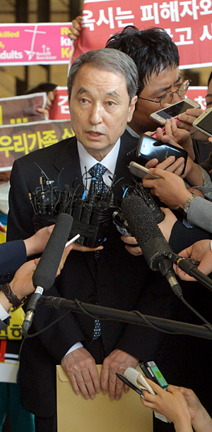 신현우 옥시레킷벤키저 전 대표가 가습기 살균제 사망사건 피의자 신분으로 26일 오전 서울 서초동 서울중앙지검에 출석해 기자들의 질문에 답하고 있다.