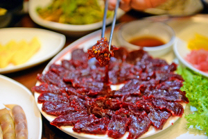 뭉티기(생고기). 봄 여행주간에는 대구 10미를 맛보는 여행자 미션도 있다.