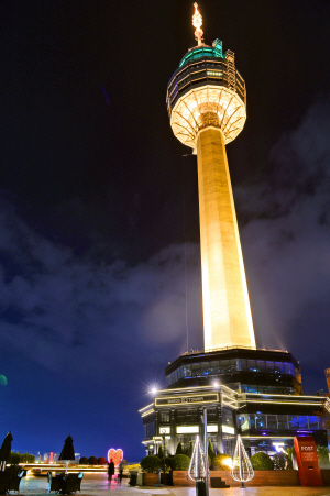 대구 두류산 정상에 세워진 대구 83타워의 야경. 대구의 직할시 승격을 기념해 세운 전망대인데 1992년 완공 후에 우방타워로 불리다가 2011년 대구 83타워로 이름을 바꿨다. 타워의 높이가 건물 83층에 해당한다고 해서 지어진 이름이다.