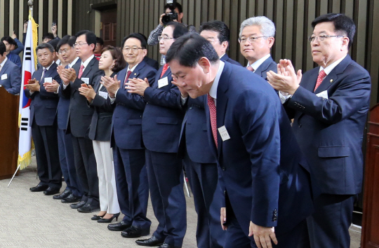 최경환(오른쪽 앞) 새누리당 의원이 26일 국회에서 열린 20대 국회의원 당선인 워크숍에서 당선 인사를 하자, 함께 서 있던 대구·경북지역 당선인들이 박수를 치고 있다.  연합뉴스