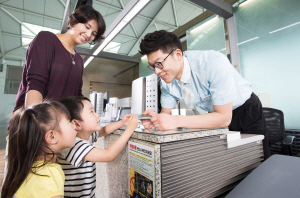 인천국제공항에서 대한항공 승객이 7세 미만 어린이 2명 이상을 동반할 경우 제공되는 한가족 서비스를 이용하고 있다.  대한항공 제공