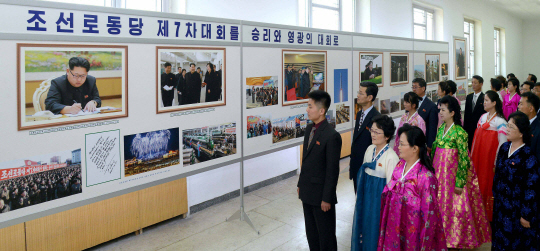북한의 제7차 노동당 대회(5월 6일)를 앞두고 28일 평양 인민문화궁전에서 ‘백전백승 조선노동당’ 중앙사진전람회가 열렸다고 조선중앙통신이 보도했다. 연합뉴스
