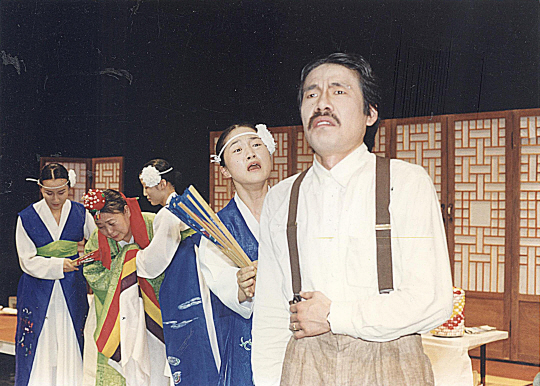 지난 2000년 5월 서울 정동극장에서 공연할 당시의 연극 ‘오구’. 아들 역의 오달수(앞)와 노모 역의 강부자(뒷줄 왼쪽 두번째)가 열연중이다. 연희단거리패 제공