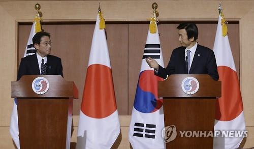 지난해 12월28일 서울에서 한일 위안부 합의를 발표하는 윤병세(오른쪽) 외교부 장관과 기시다 후미오 일본 외무상.[AP연합뉴스 자료사진]