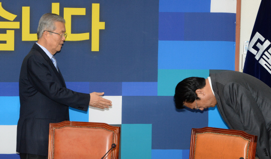 정진석(오른쪽) 새누리당 신임 원내대표가 4일 오전 김종인 더불어민주당 비상대책위원회 대표를 예방해 90도로 허리를 숙여 인사하고 있다.