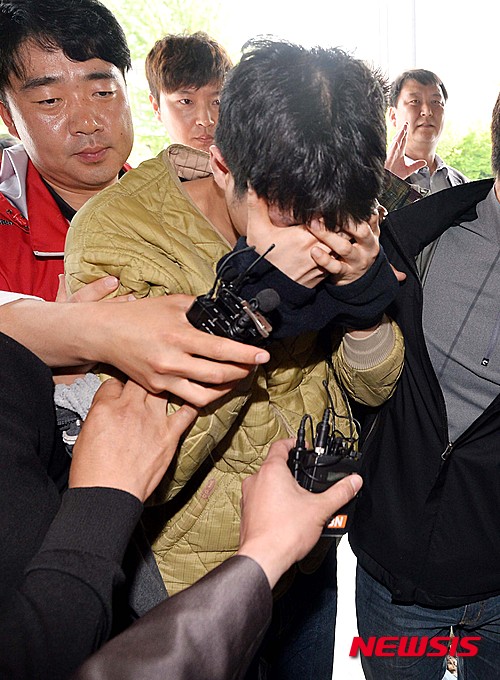 【안산=뉴시스】경기 안산 대부도 토막시신 사건의 용의자가 긴급체포 되어 5일 오후 경기도 안산경찰서로 압송되고 있다.