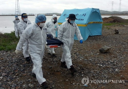 (안산=연합뉴스) 경기 안산 대부도 하반신 토막시신 사건을 수사중인 경찰은 3일 오후 2시께 대부도 방아머리선착장 인근에서 시신의 나머지 부분으로 추정되는 상반신을 발견했다. 상반신은 앞서 지난 1일 발견된 하반신과 같이 이불에 싸여 마대 안에 들어 있었다. 2016.5.3 [경기남부지방경찰청]