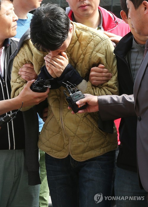 (안산=연합뉴스) 경기도 안산 대부도에서 발견된 토막시신 사건의 용의자 조모씨가 긴급 체포돼 5일 오후 경기도 안산단원경찰서로 들어서고 있다.