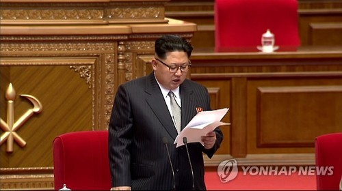 (서울=연합뉴스) 조선중앙TV와 라디오방송인 조선중앙방송 등 북한 언론매체들은 6일 평양 4.25문화회관에서 개막한 조선로동당 제7차대회를 녹화실황중계했다. 사진은 정장차림의 김정은 제1위원장이 당제7차대회에서 개회사를 하고 있는 장면.