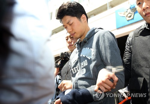 (안산=연합뉴스) 살인 및 사체유기 등 혐의로 구속영장이 청구된 대부도 토막시신 사건 피의자 조모씨가 7일 오후 영장실질심사를 받기 위해 경기도 안산시 안산단원경찰서에서 나오고 있다. 경찰은 조씨의 범행 수법이 잔인하고 사망이라는 중대한 결과를 가져온 점으로 볼 때 공개대상에 해당한다고 판단해 얼굴과 신상정보를 공개하기로 했다.