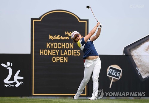(서울=연합뉴스) 8일 전북 군산 컨트리클럽(파72·6천528야드)에서 열린 한국여자프로골프(KLPGA) 투어 제3회 교촌 허니 레이디스오픈(총상금 5억원) 대회 마지막 라운드 3번홀에서 김해림이 티샷하고 있다. ［KLPGA 제공］
