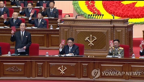 (서울=연합뉴스) 북한의 제7차 노동당 대회가 9일 폐막했다고 북한 조선중앙TV가 보도했다. 당 위원장으로 추대된 김정은 국방위원회 제1위원장이 당중앙검사위원 선거에서 찬성표시를 하고 있다.