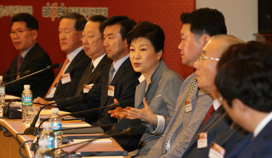 박근혜 대통령이 11일 오전 대한상공회의소에서 열린 ‘경제5단체 초청 경제외교 성과 확산을 위한 토론회’에서 모두발언하고 있다. ▶관련기사 17면 연합뉴스