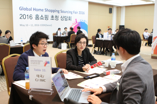 10일 서울 강남구 삼성동 코엑스에서 열린 ‘2016 해외홈쇼핑 온라인몰 초청 수출상담회’에서 CJ오쇼핑의 해외법인 상품기획자(가운데)가 국내 중소기업 관계자와 상담을 하고 있다.