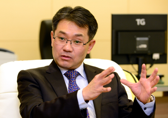 변종립 한국에너지공단 이사장이 지난 2일 경기 용인시 수지구 사옥에서 지난 3년 끊임없는 내부 혁신을 통해 에너지바우처 시행과 신재생 연료 혼합 의무화 제도 전담기관 역할 수행 등 사업 지평을 넓혀온 성과에 대해 설명하고 있다.