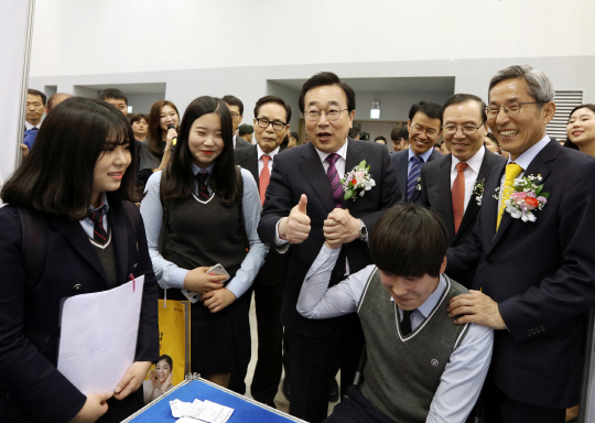 윤종규(오른쪽) KB금융지주 회장과 서병수(가운데) 부산시장이 11일 부산 벡스코에서 열린 ‘2016 KB굿잡 부산광역권 취업박람회’에서 한 특성화고 학생을 격려하고 있다.