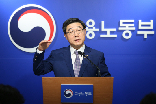 이기권 고용노동부 장관이 12일 정부세종청사에서 공공기관 성과연봉제 도입을 촉구하는 기자회견을 하고 있다.   연합뉴스