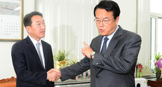 12일 오전 국회 새누리당 원내대표실에서 정진석(오른쪽) 원내대표가 대통령과 여야 3당 원내지도부 회동 의제를 논의하기 위해 방문한 현기환 청와대 정무수석과 악수하고 있다. 신창섭 기자 bluesky@