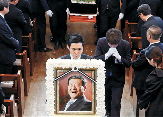 12일 오전 서울 연세대 루스채플관에서 방우영 조선일보 고문의 영결식이 끝난 후 운구 행렬이 식장을 빠져나가고 있다.  조선일보 제공