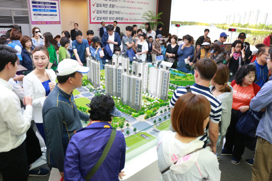 ㈜신영이 경기 평택시 비전동에서 선보인 ‘평택 비전 지웰 푸르지오’ 아파트 본보기집을 15일 방문한 수요자들이 단지 설계 등을 살펴보고 있다. 지난 13일 문을 연 본보기집에는 3일간 2만8000여 명의 관람객이 다녀가는 등 성황을 이뤘다.