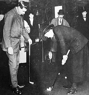 미국을 방문한 제임스 브레이드가 팬미팅에 참석한 여성 골퍼에게 원 포인트 레슨을 하고 있다.