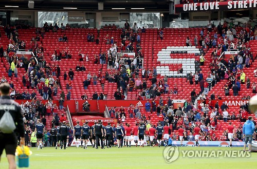 경기장을 나서고 있는 관중 [AP=연합뉴스]