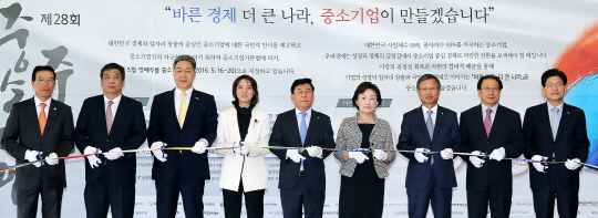 중소기업단체협의회는 16∼20일 서울 영등포구 여의동 중소기업중앙회에서 ‘제28회 중소기업주간’을 열고 일자리 창출과 판로개척 설명회 등 다양한 행사를 열고 있다. 지난 13일 중소기업주간 사전 개막행사에 참석한 최승재(왼쪽 둘째부터) 소상공인연합회장, 이규대 이노비즈협회장, 이영 여성벤처협회장, 박성택 중소기업중앙회장, 한무경 여성경제인협회장 등 중소기업 관련 단체장들이 테이프 커팅을 하고 있다.