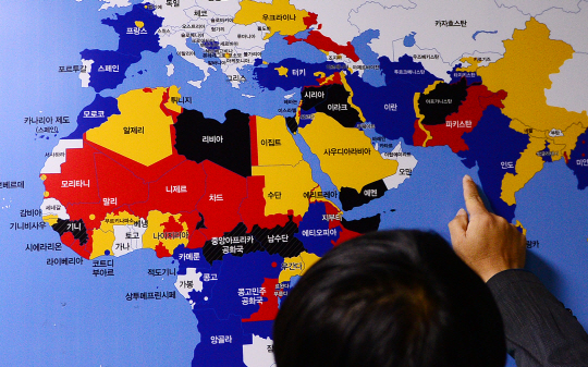 북한의 우리 국민에 대한 테러 및 납치 가능성이 제기되고 있는 가운데 16일 외교부 직원이 서울 종로구 도렴동 외교부 청사에서 여행사 간담회를 열고 여행경보 발령 현황판을 설명하고 있다.