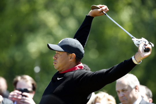 타이거 우즈가 17일 오전(한국시간) 미국 메릴랜드주 베세즈다의 콩그레셔널 골프장 10번 홀에서 PGA투어 퀴큰론스 내셔널 미디어 데이 행사에서 스윙 시범을 펼치기 위해 몸을 풀고 있다.