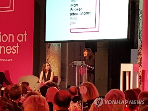 한국인 최초로 세계적 권위의 맨부커상을 거머쥐는 쾌거를 이룬 소설가 한강이 16일(현지시간) 밤 영국 런던 빅토리아앤알버트 박물관에서 열린 공식 만찬 겸 시상식에서 수상 소감을 밝히고 있다. 맨부커상선정위원회는 한강의 소설 ‘채식주의자’를 2016년 맨부커상 인터내셔널 부문 수상작으로 발표했다.