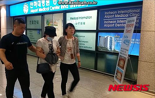 【고양=뉴시스】경기 고양경찰서는 지난해 7월부터 최근까지 9차례에 걸쳐 필로폰 440g(12억6000만원 상당)을 자신의 은밀한 신체부위에 숨겨 들여 온 장모(31·여)씨를 마약류관리에관한법률 위반 혐의로 구속했다고 19일 밝혔다. 사진은 장씨의 검거모습이다. (사진=고양경찰서 제공)
