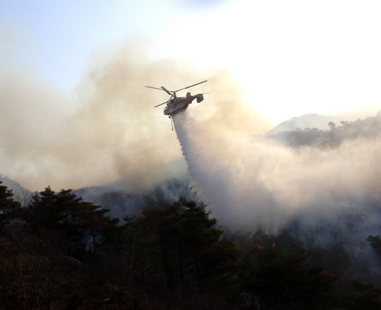 산림청 소속 진화 헬기가 지난 4월 초 경북 상주시에서 발생한 산불현장 상공을 날며 진화에 나서고 있다.