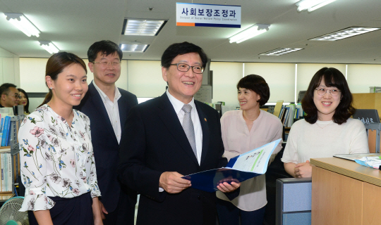 정진엽(가운데) 보건복지부 장관이 16일 국민연금공단 충정로지사에 근무하는 직원들과 만나 대화를 나누고 있다. 정 장관은 “국민 생활과 가장 밀접한 관련이 있는 복지부가 국민의 요구를 충족하기 위해 많은 고민을 해야 한다”고 강조했다.  신창섭 기자