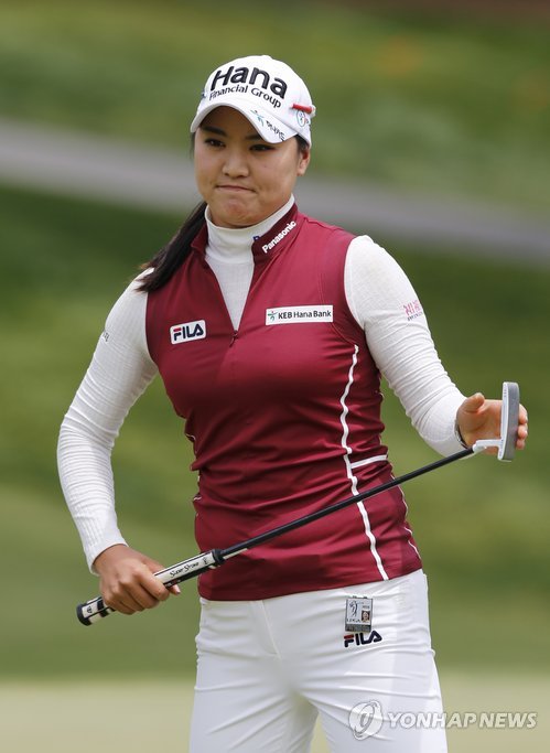 (윌리엄스버그<美버지니아주> AP=연합뉴스) 20일(현지시간) 미국 버지니아주 윌리엄스버그의 美여자프로골프(LPGA) 투어 킹스밀 챔피언십 2라운드에서 버디 퍼팅에 실패한 유소연이 입술을 굳게 다물고 있다. 유소연은 이날 버디 8개에 보기 1개로 7타를 줄이는 맹타를 휘둘러 단독 1위(7언더파 135타)로 올라섰다.