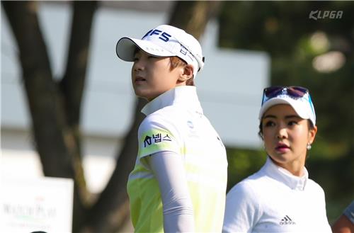 박성현과 안신애가 티샷한 뒤 볼의 궤적을 쫓고 있다.<KLPGA 제공>