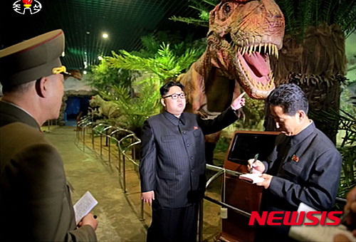 【서울=뉴시스】북한 김정은 노동당 위원장이 완공을 앞둔 자연박물관과 중앙동물원을 시찰했다고 조선중앙통신이 21일 보도했다. 이날 김 위원장의 시찰에는 당 중앙위 부위원장 오수용, 당 부부장인 김여정과 조용원, 국방위원회 설계국장 마원춘 등이 수행했다. 2016.05.21. (사진=조선중앙TV 캡쳐)