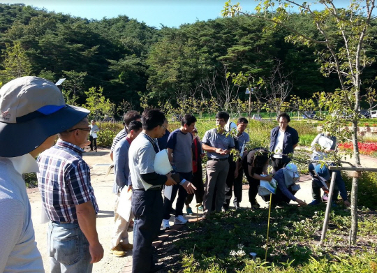 경북도농업기술원이 마련한 귀농 창업과정에 참여한 귀농인들이 경북 봉화군 약초시험장에서 약용작물 재배방법에 대해 배우고 있다.