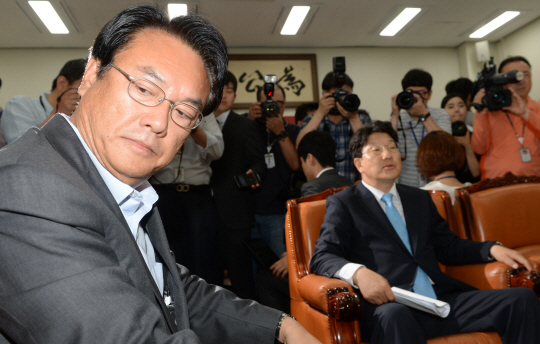24일 국회 새누리당 원내대표실에서 정진석(왼쪽) 원내대표와 비박(비박근혜)계인 권성동 국회 환경노동위원회 간사가 가습기살균제 피해자 가족들을 기다리며 말없이 서로 다른 곳을 바라보고 있다.