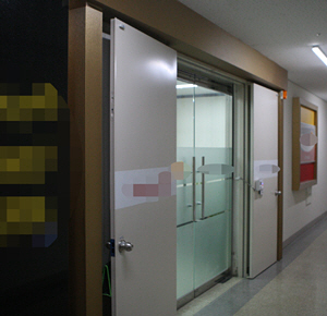 23일 경기 성남시 중원구 소재 부동산 임대 업체 A사 지점 사무실에 불이 환히 켜져 있다. 검사장 출신 홍만표 변호사가 실제 운영하는 것으로 알려진 이 업체를 검찰이 최근 압수수색했다. 연합뉴스