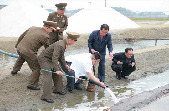 최근 탈북행렬이 잇따르고 있는 가운데 노동신문이 제7차 노동당 대회 폐막 이후 다섯 번째 공개 행보에 나선 김정은 노동당 위원장이 평안남도에 있는 제염소를 찾아 반소매 차림으로 현지 지도를 했다고 24일 보도했다. 연합뉴스