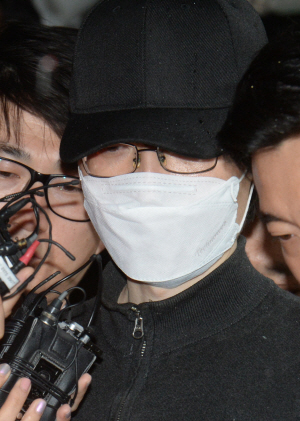 ‘강남역 묻지마 살인사건’ 피의자 김모 씨가 24일 오전 서울 서초동 범행 현장에서 현장검증에 앞서 취재진의 질문에 답하고 있다.