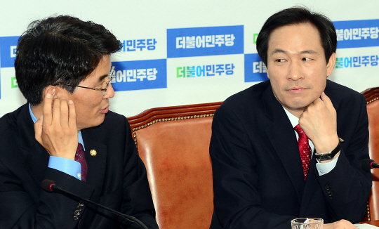 26일 오전 국회에서 열린 더불어민주당 정책조정회의에서 우상호(오른쪽) 원내대표와 박완주 원내수석부대표가 의견을 나누고 있다. 뉴시스